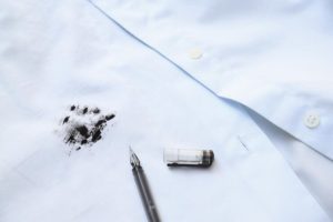 Cara menghilangkan noda tinta di baju putih